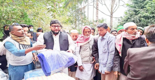 লোহাগাড়ায় অসহায় পরিবারের মাঝে কম্বল ও চাউল বিতরণ